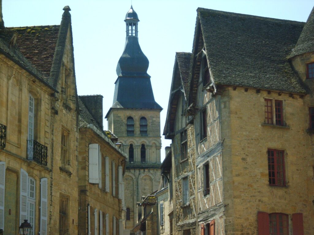 Sarlat
Image by <a href="https://pixabay.com/users/mandy1804-219095/?utm_source=link-attribution&utm_medium=referral&utm_campaign=image&utm_content=330442">Mandy Offeringa</a> from <a href="https://pixabay.com//?utm_source=link-attribution&utm_medium=referral&utm_campaign=image&utm_content=330442">Pixabay</a>